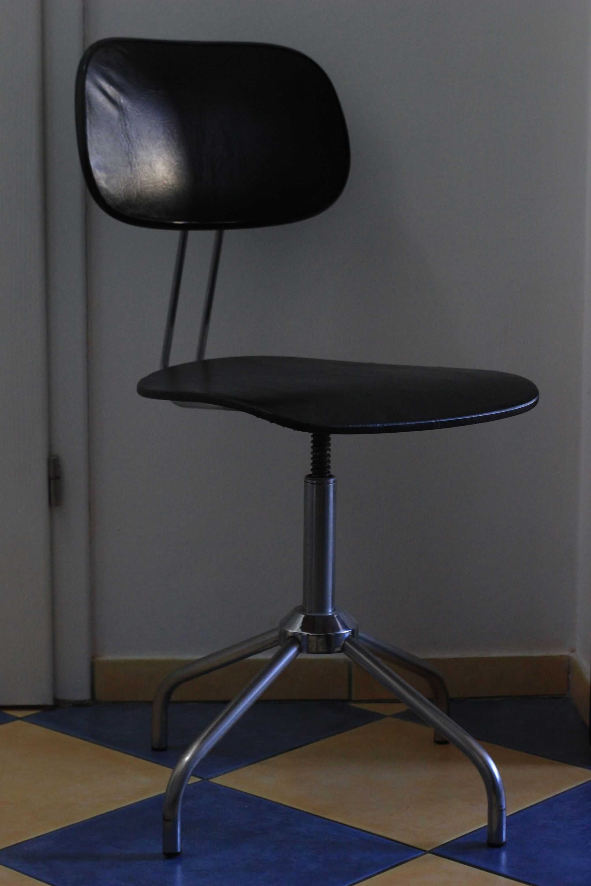 Stylowe krzesło biurowe vintage.