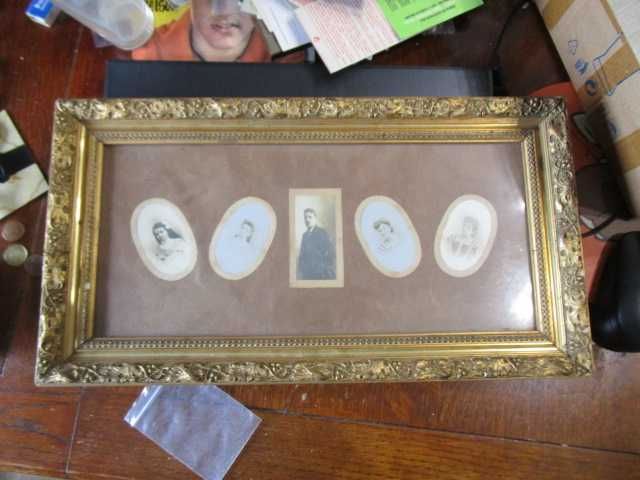 moldura antiga madeira com fotos de família