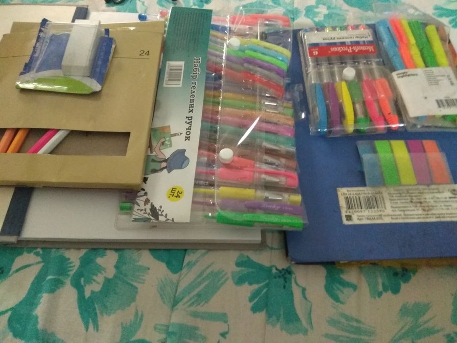 Продам карандаши для рисования и кисточку