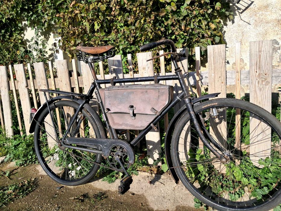 Stary szwajcarski rower wojskowy