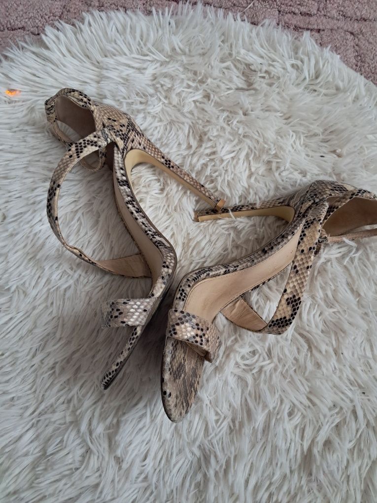 Buty na obcasie wężowy wzór Shoes Box