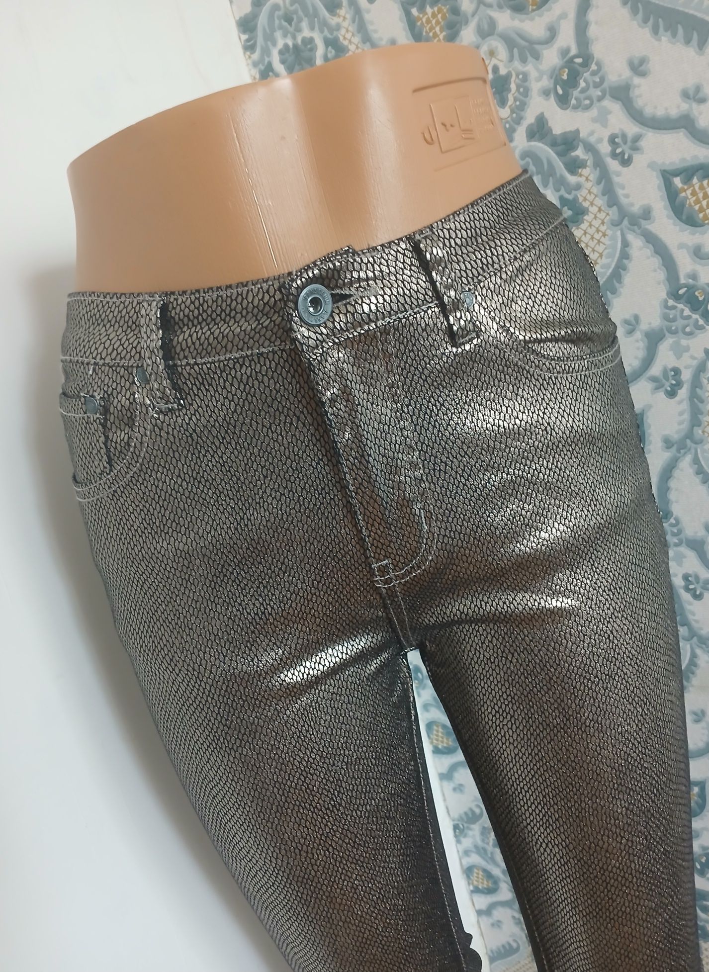 Spodnie skinny, motyw węża, łuski. Rozmiar S/36.