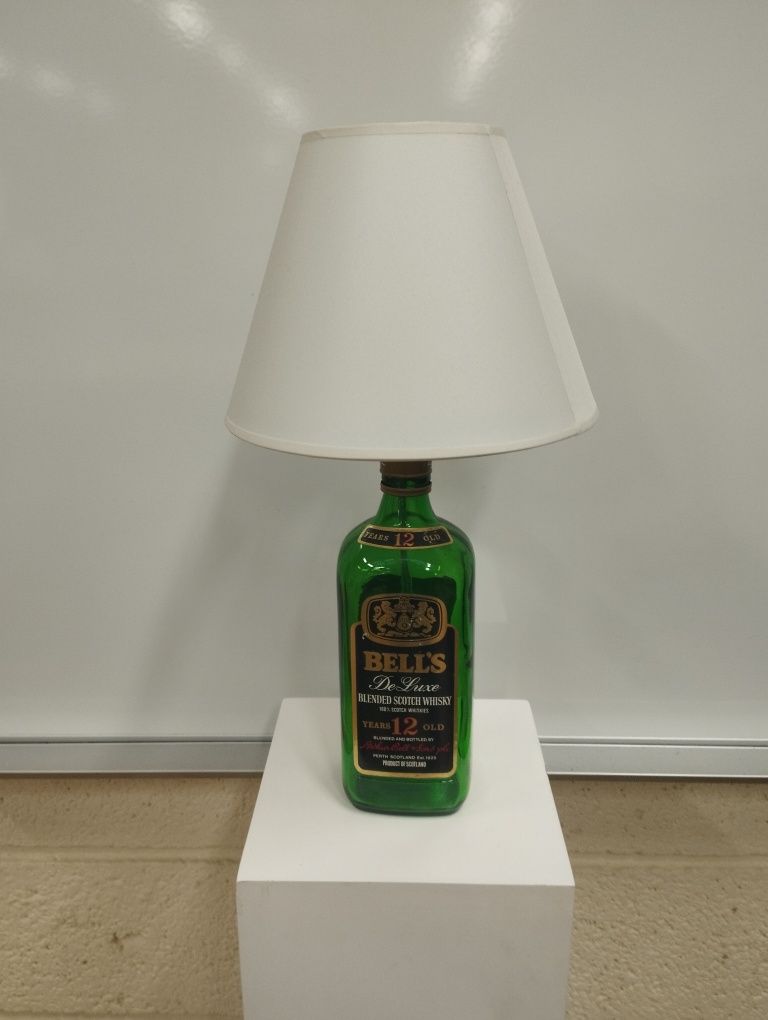 Candeeiro em garrafa de whisky