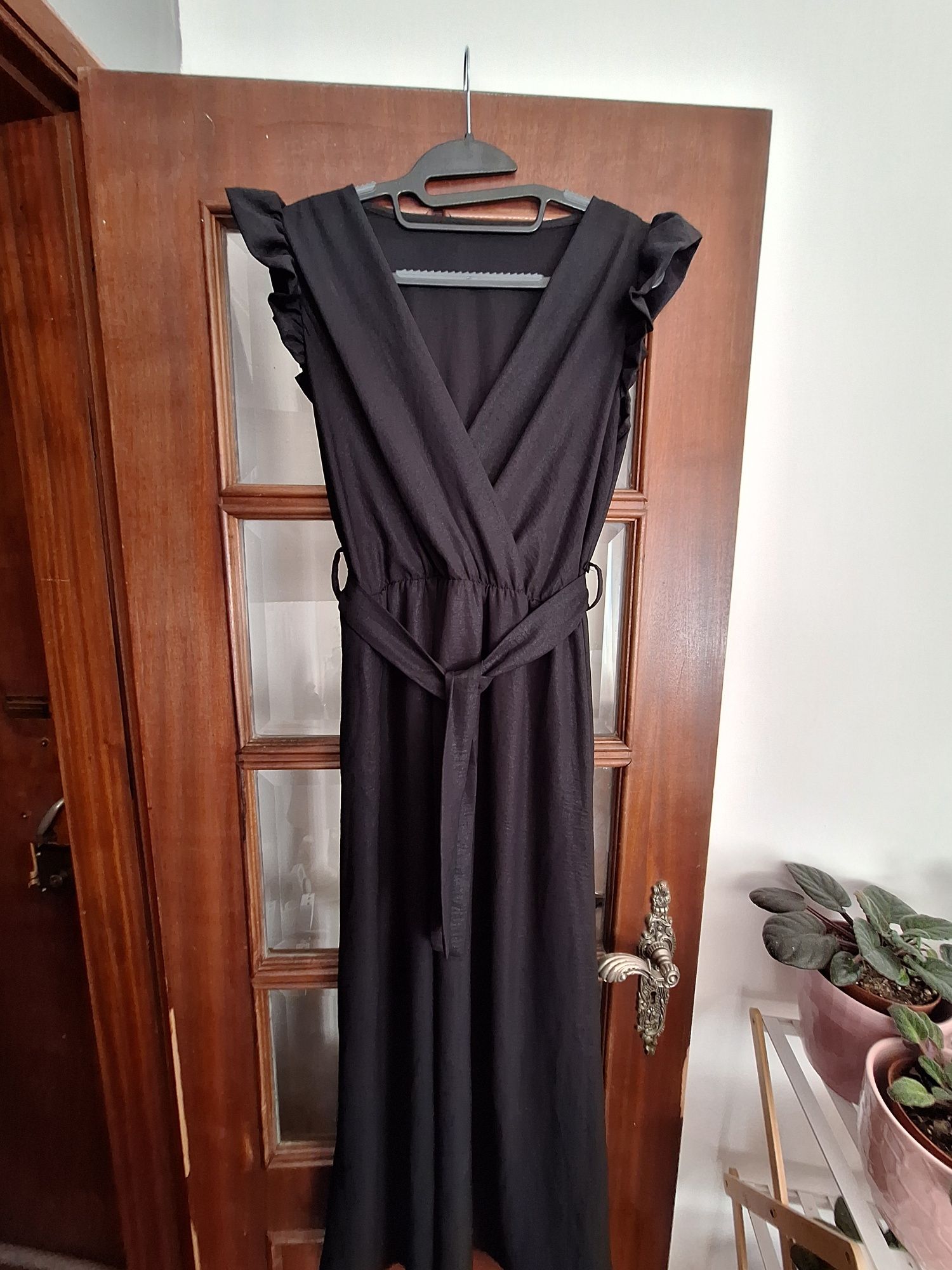 Vestido preto com folho