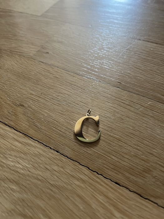 Przywieszka literka C złota stal szlachetna