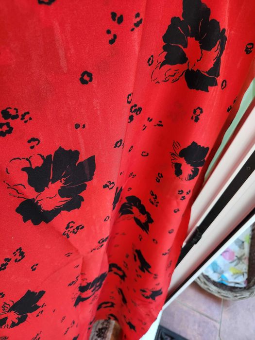 Kupon materiału sukienkowego czerwony w kwiaty 85 cm x300 cm