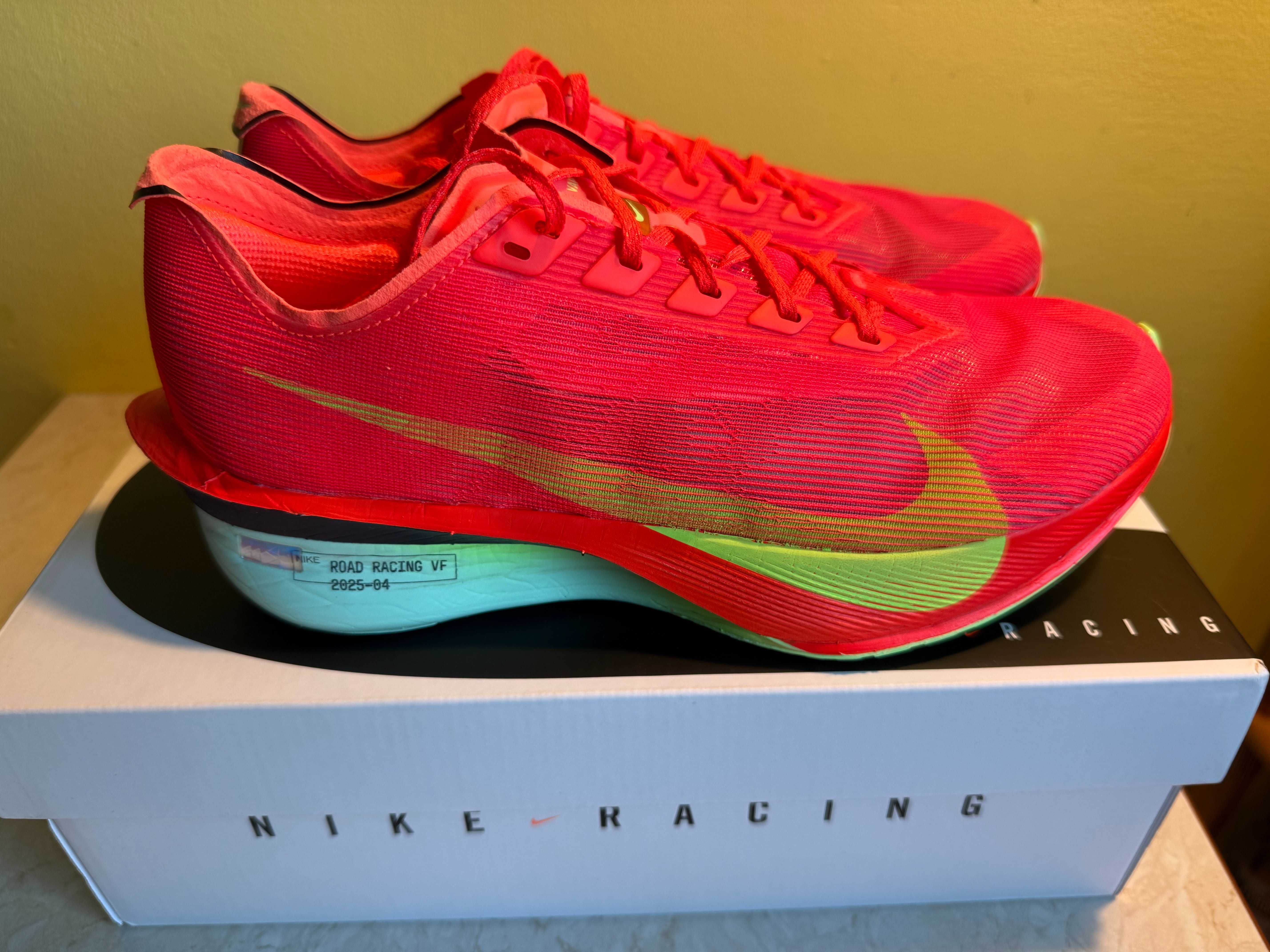 Buty biegowe Nike ZoomX Vaporfly Next% 4M, rozm. 42,5