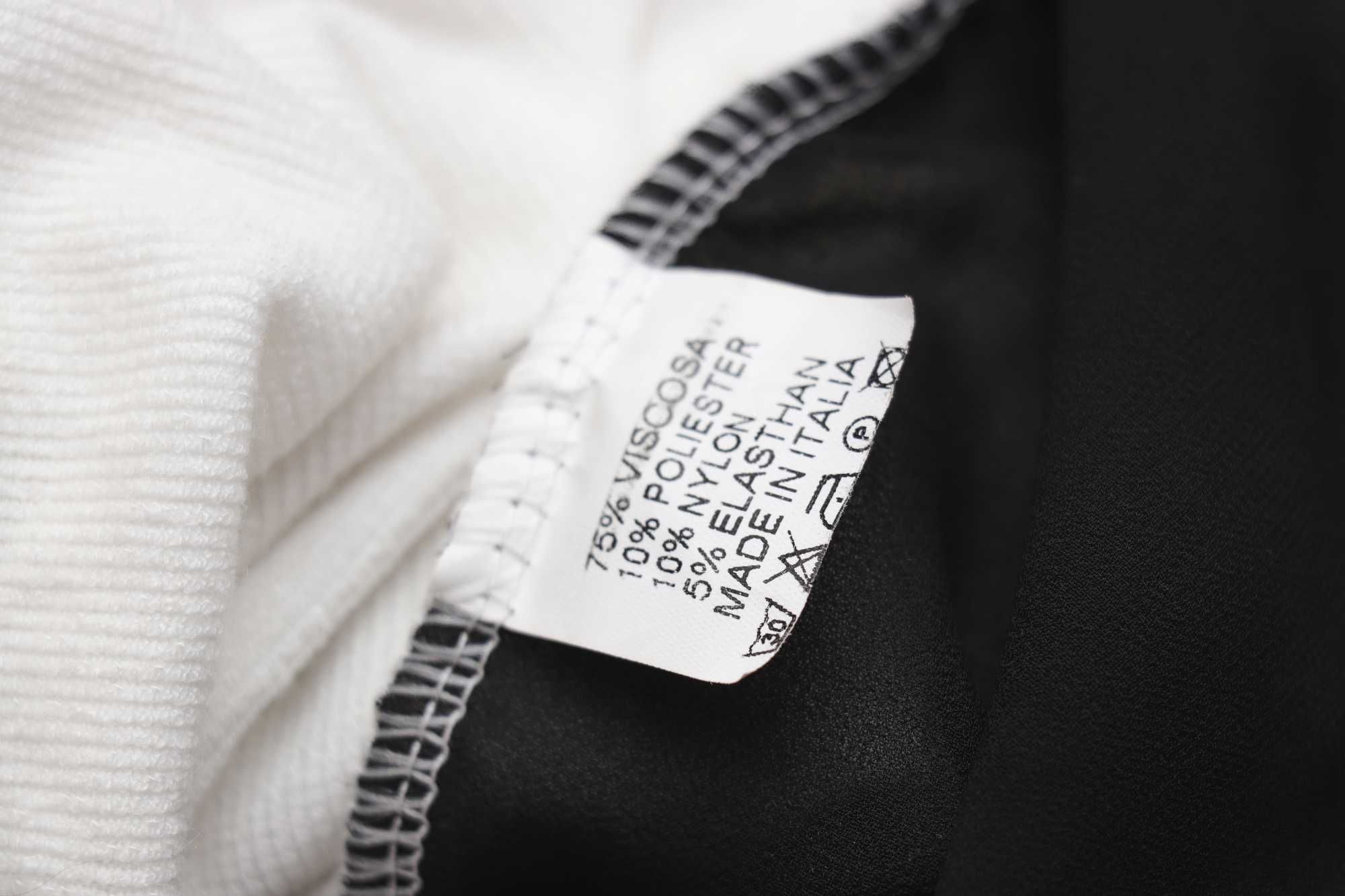 camisola branca com pormenor preto