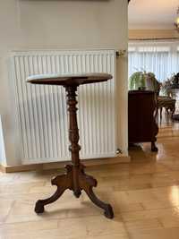 Stół z kamiennym blatem na drewnianej nodze.