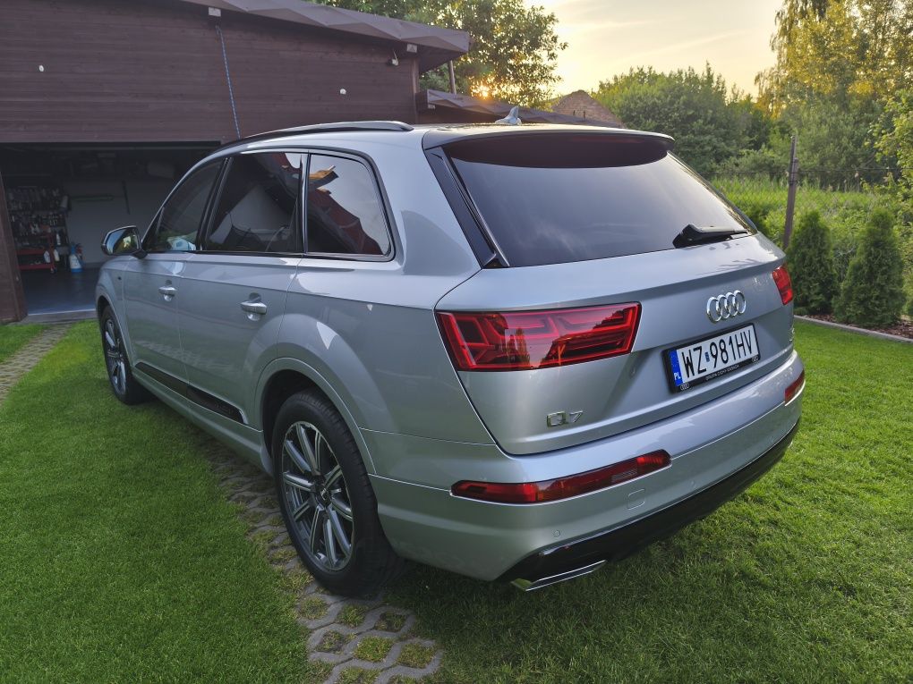 Audi Q7 salon Polska 7 osobowy.