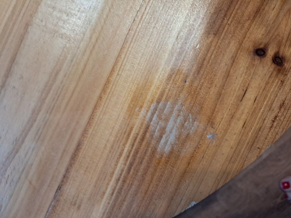 Stoliki kawowe . Deewniane blaty o nieregularnej powierzchni.