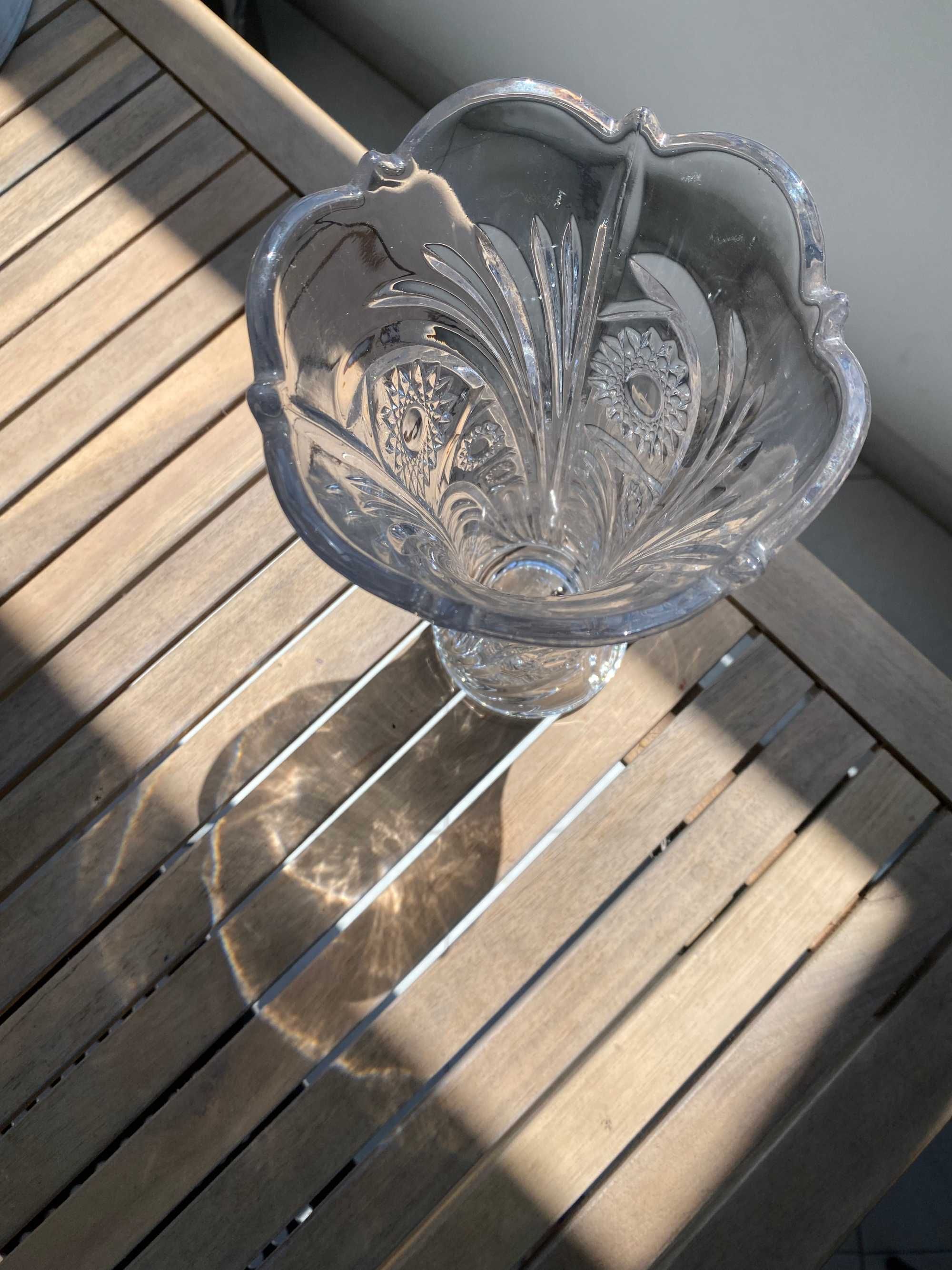 Vaso Elegante de Vidro Entalhado