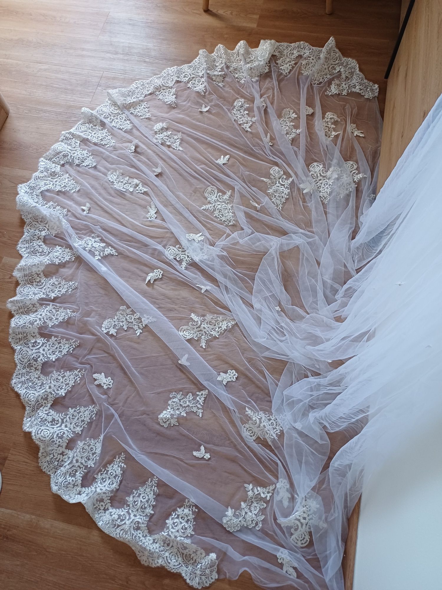 Véu de noiva NOVO com bordado floral e pérolas