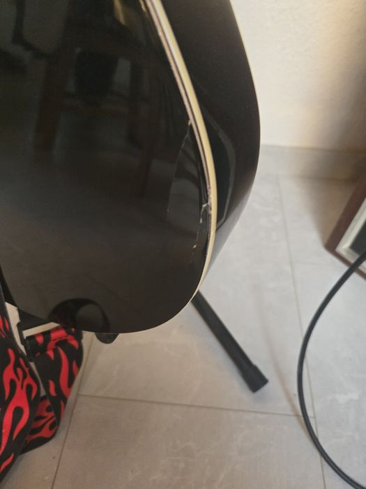 Gitara elektro akustyczna.