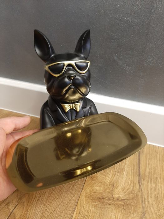 Figurka buldoga francuskiego z tacą.