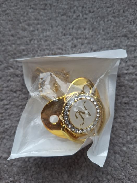 Nowy zloty smoczek z cyrkoniami i z zawieszka przypinką z literka N li