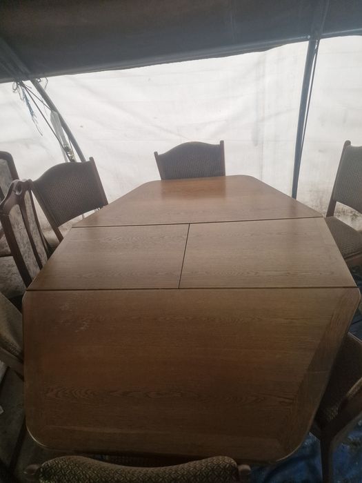 Sześciokątny stół z krzesłami.