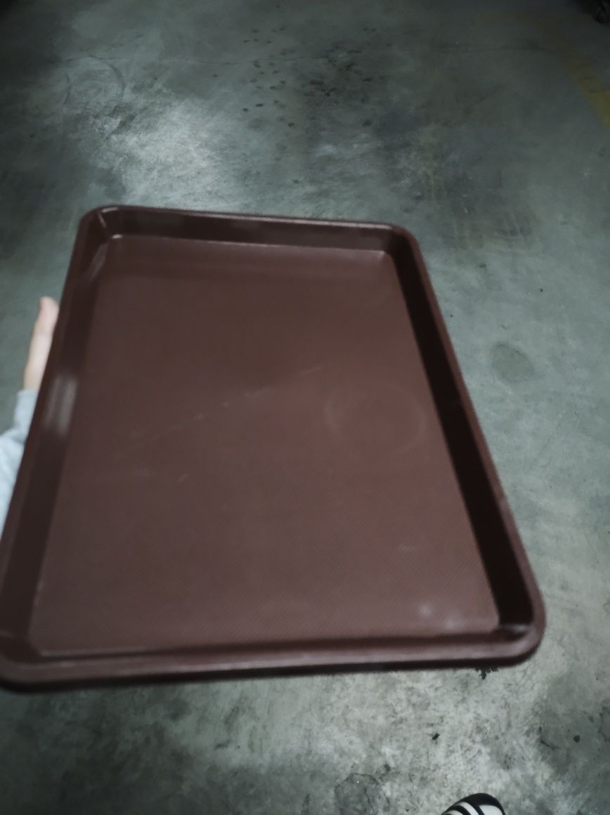 Tabuleiros castanhos para pequenos almoço