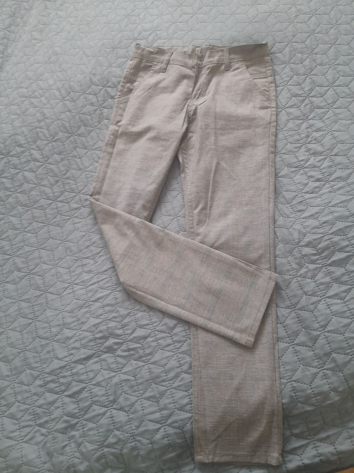 Eleganckie spodnie chłopięce rozmiar 146