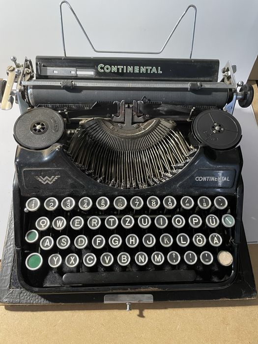 Máquina de escrever antiga da marca Continental