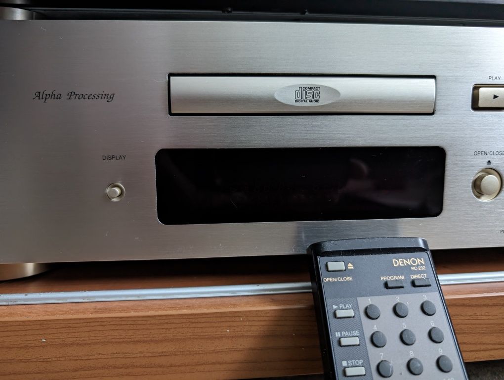 Denon DCD-1650AR cd плеер. Супер звук! 
CD