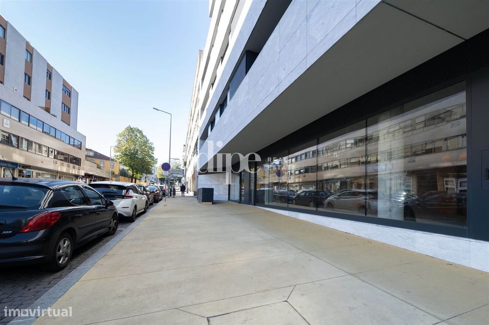 Loja na Av. D. João IV, centro de Guimarães