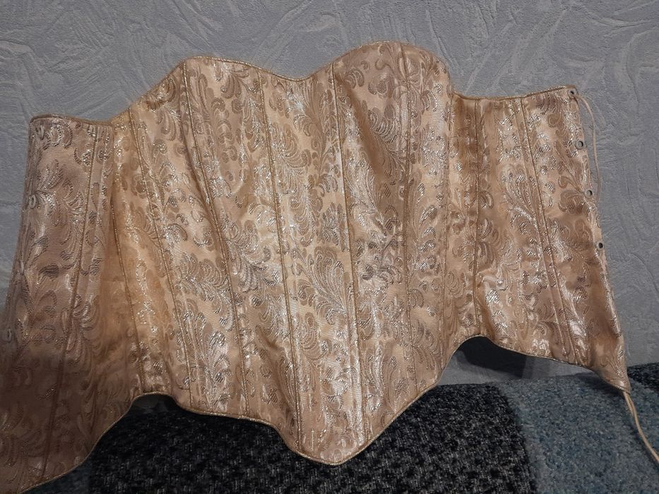 Неймовірно гарна, ніжна весільна сукня, костюм нареченого