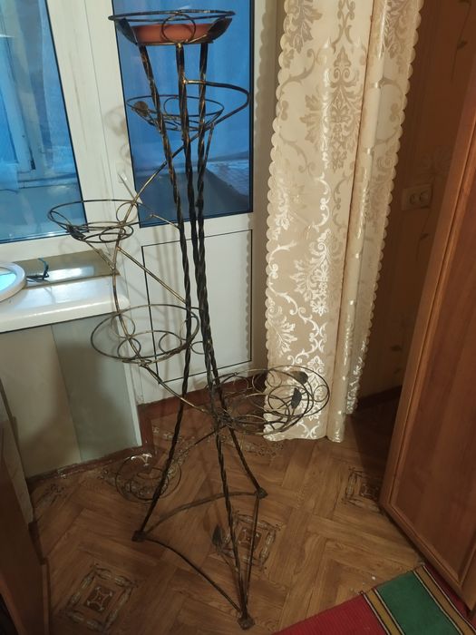 Продам подставку для цветов