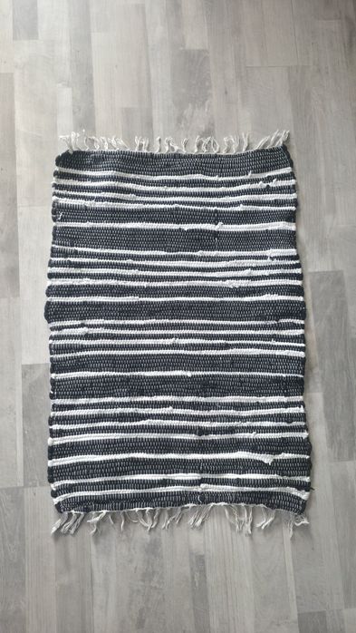 Dywanik czarno biały