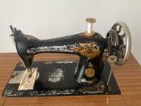 Máquina de costura Singer antiga, a funcionar