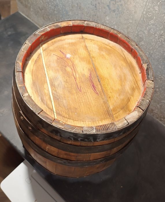 Mała stara drewniana beczka