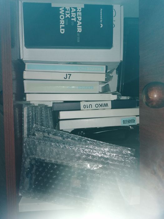 Vários ecrãs de telemóveis mais antigos