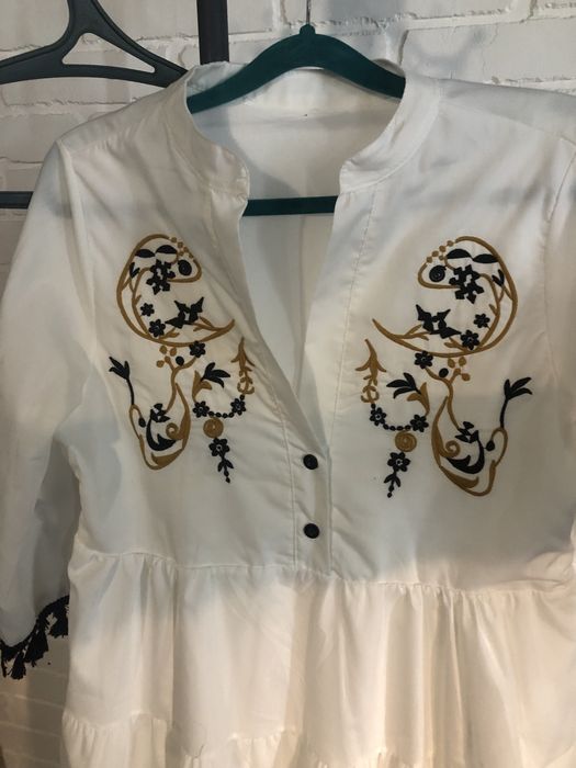 Стильна сукня-вишиванка в білому кольорі