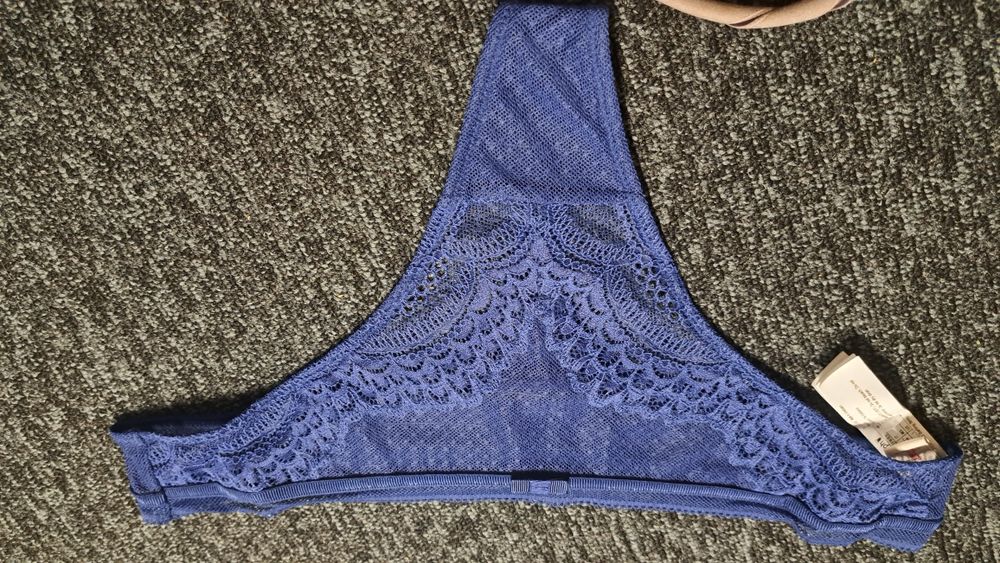 Majtki Triumph stringi w 42 XL, granatowe z koronki