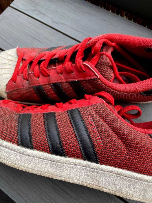 Adidas Superstar w wersji czerwono-czarnej, 43 1/3