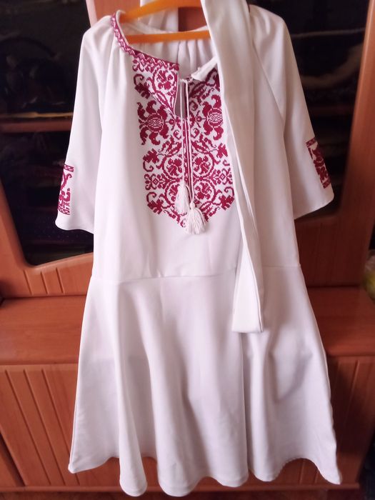 Вишита сукня для дівчаток 10-14 років,зріст 140-160 сантиметрів.