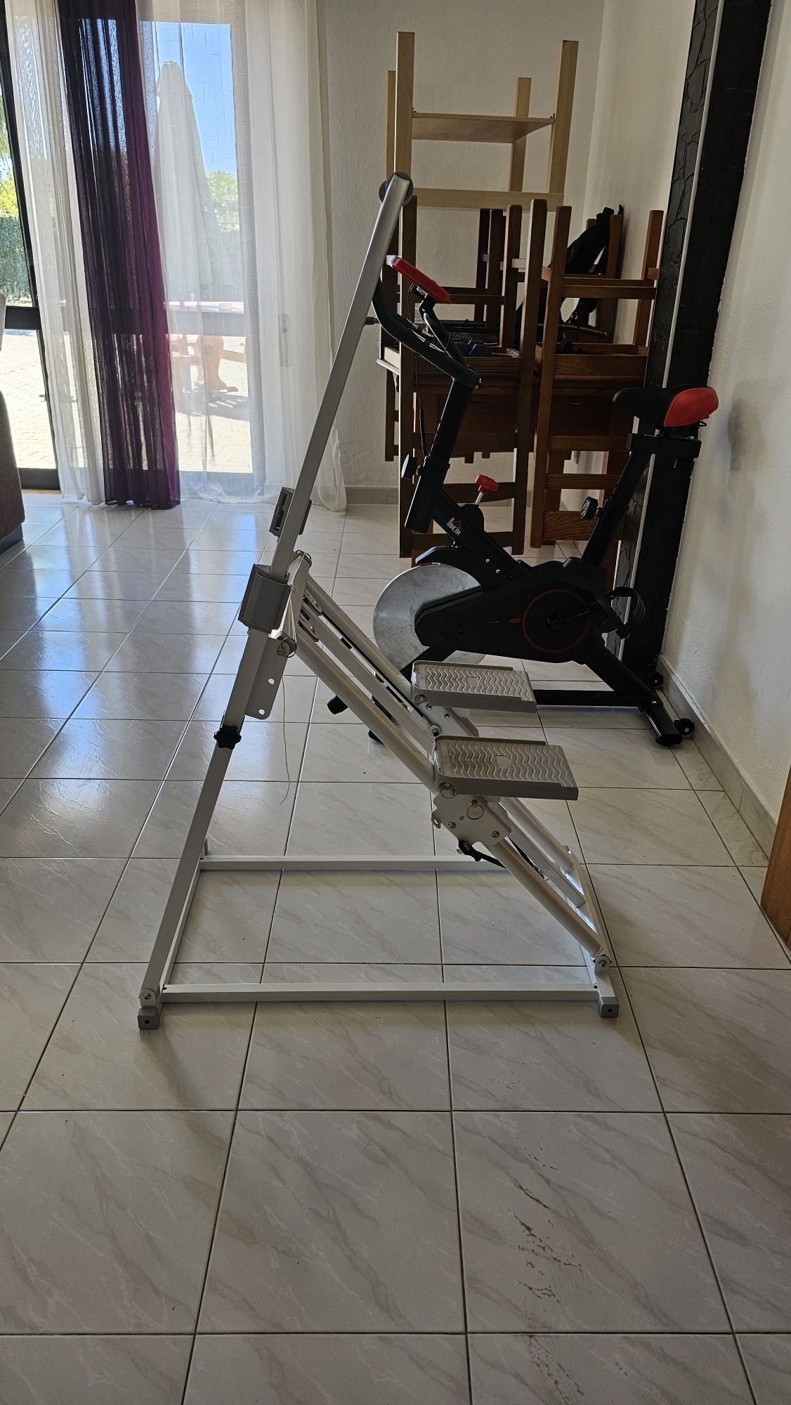 Escalador vertical para exercícios, suporta até 150 kg.