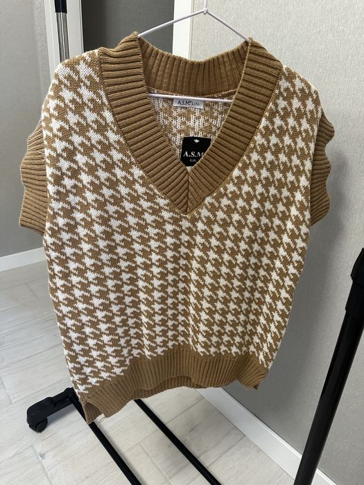 Вязаний жилет в актуальний принт