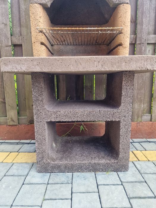 Grill betonowy używany
-G . . o