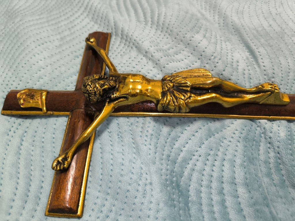 Cruz toda em metal com acabamentos em madeira de mogno  cerca de 40cm