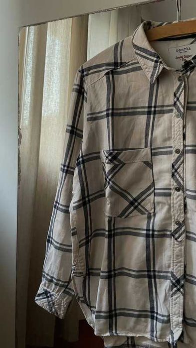 Camisa às riscas com bolsos frontais - Bershka