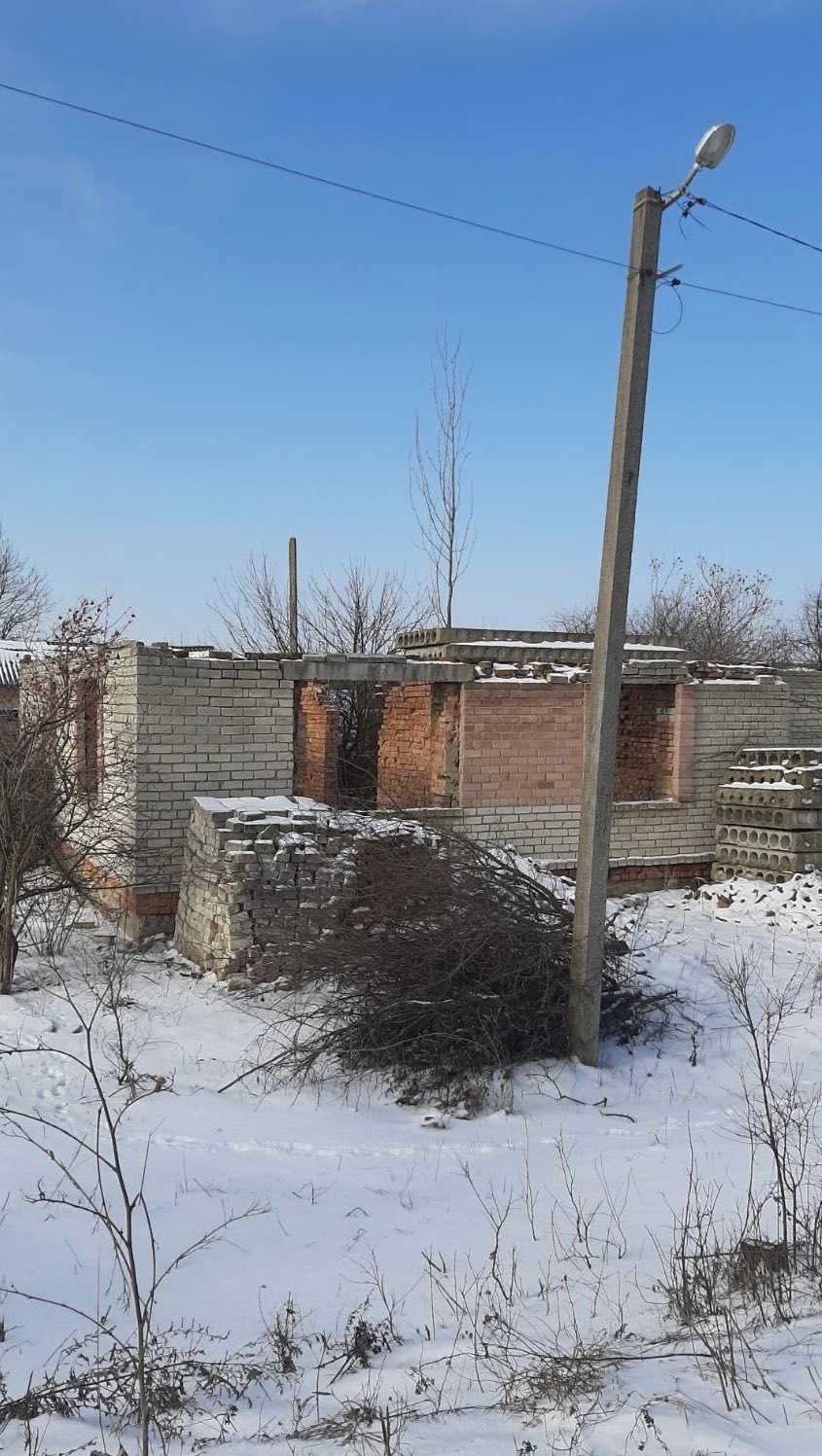 Продам земельну ділянку з недобудованим будинком в с. Підлозці 0,25 га