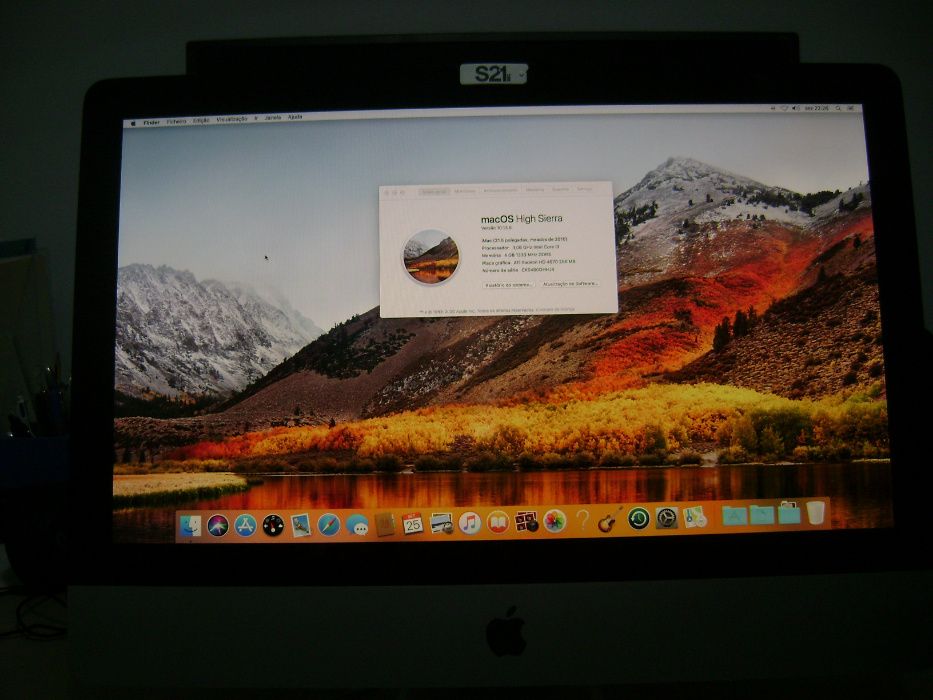 computador Apple iMac de 21,5”.