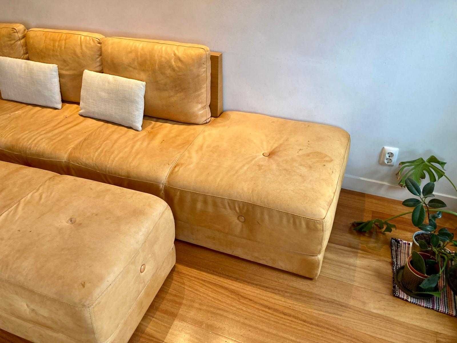 Sofá grande com banqueta em pele natural e madeira, design único