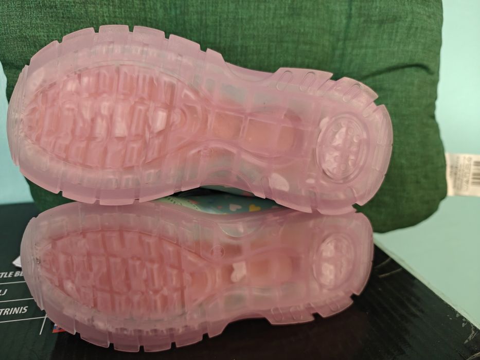 Piękne buty dziecięce rozmiar 30 z świeceniem LED w podeszwie