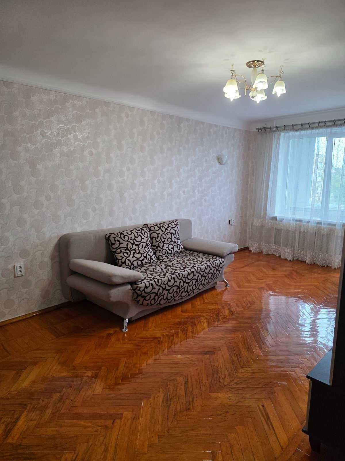 Голосіївський р-н, пр. Голосіївський 108, 1 кім. 18000грн. Без комісії