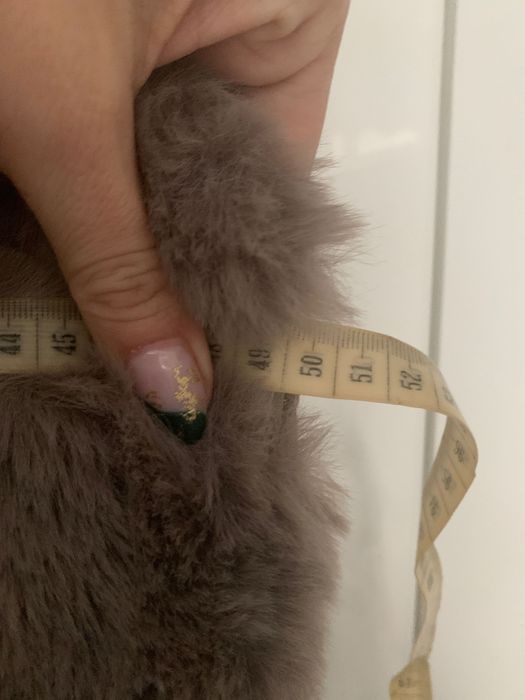 Kamizelka futrzana z kapturem w kolorze taupe