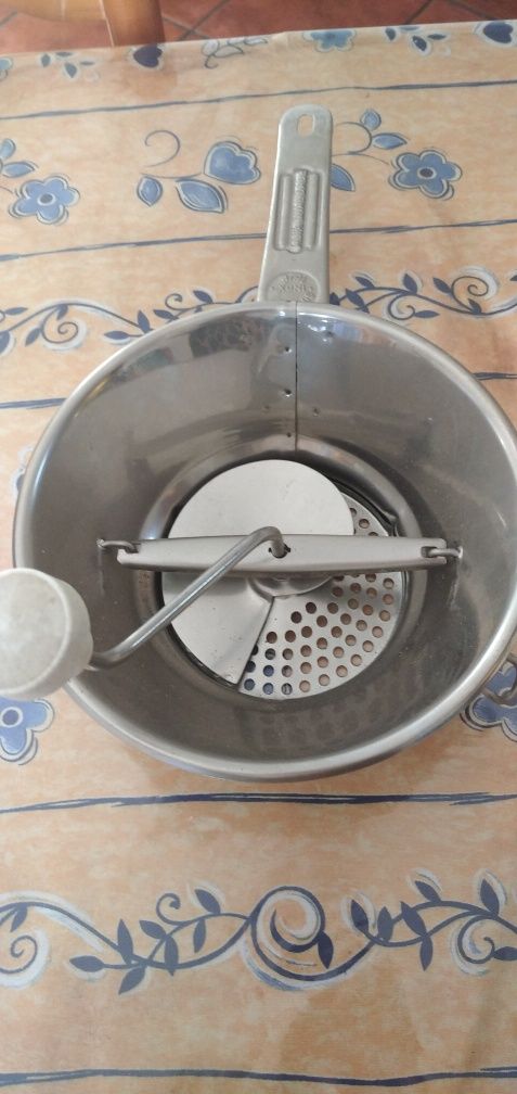 Vendo utensílios de cozinha variados
