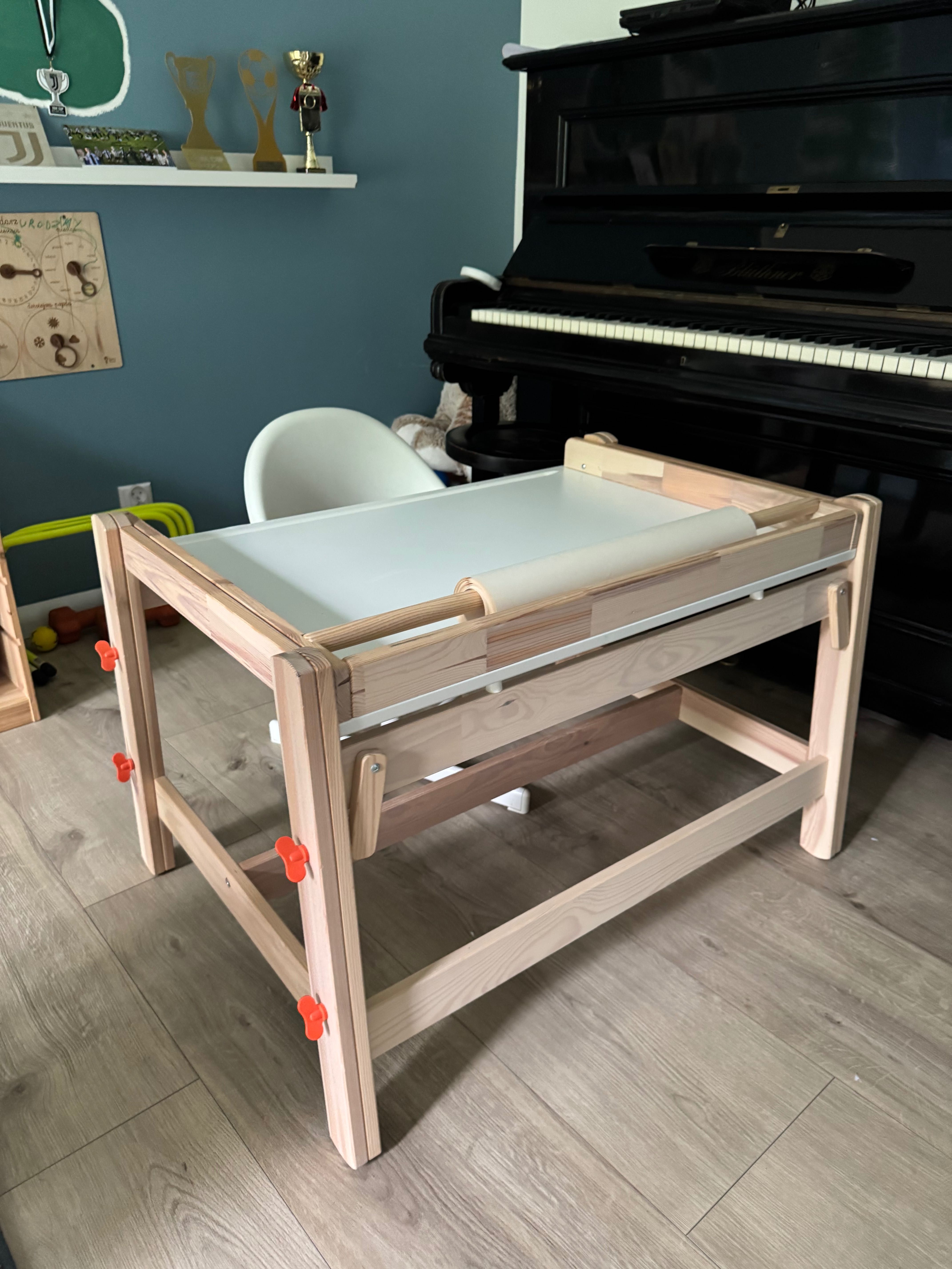 Krzesło i biurko dla dziecka Ikea