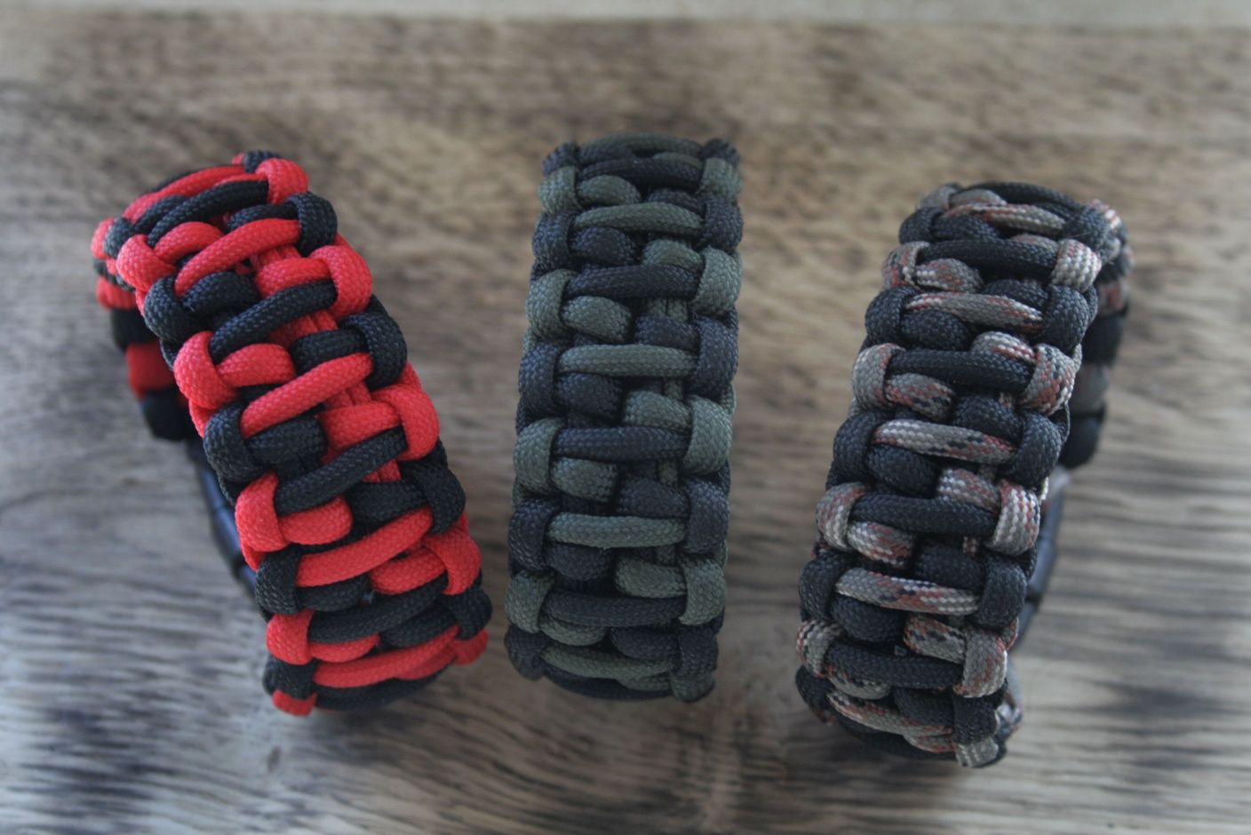 Bransoletka survival paracord (KLAMRA 4w1 i metalowa szekla)